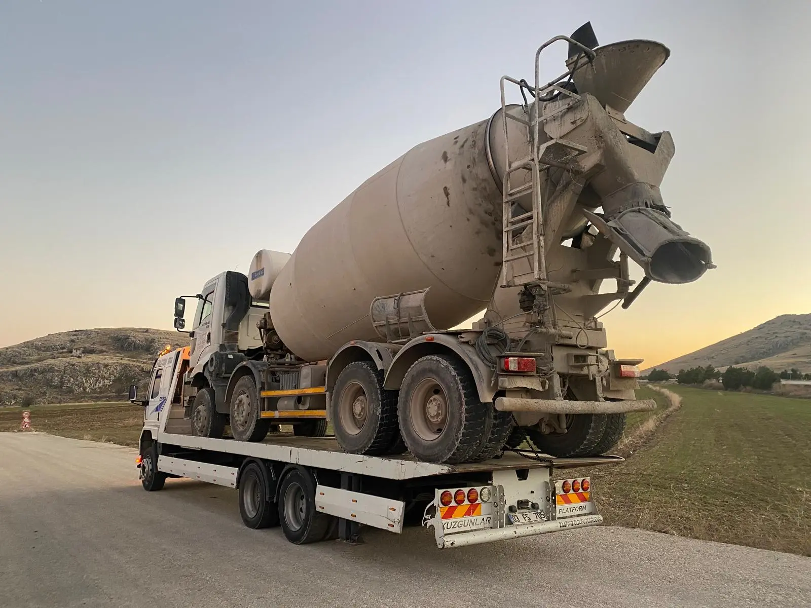 İş makinası &ccedil;ekici, dinar yol yardım hizmetleri